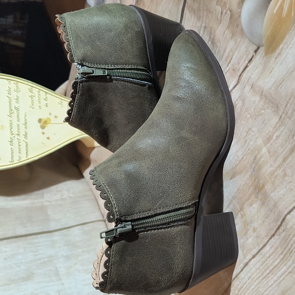 O'Neill Booties, Olive Green Beautiful Design - Picture 8 of 11
